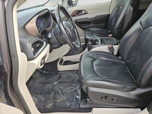 Used 2018 Chrysler Pacifica Touring-L image 14