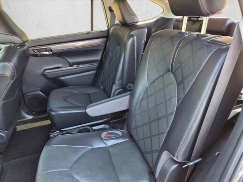 Used 2023 Toyota Highlander Platinum FWD image 18
