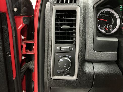 Used 2018 RAM 1500 Express AWD/4WD image 11
