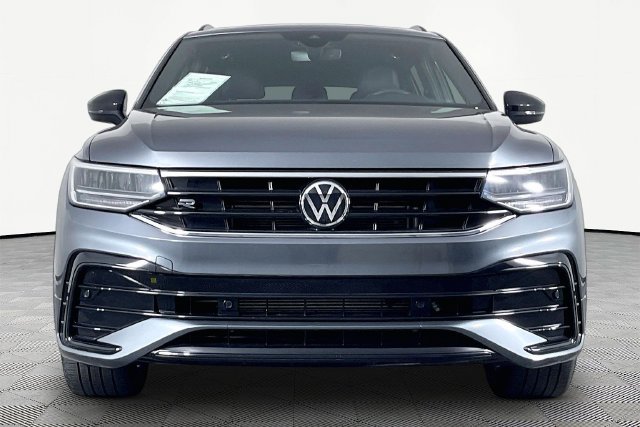 Used 2023 Volkswagen Tiguan SE R-Line FWD image 2