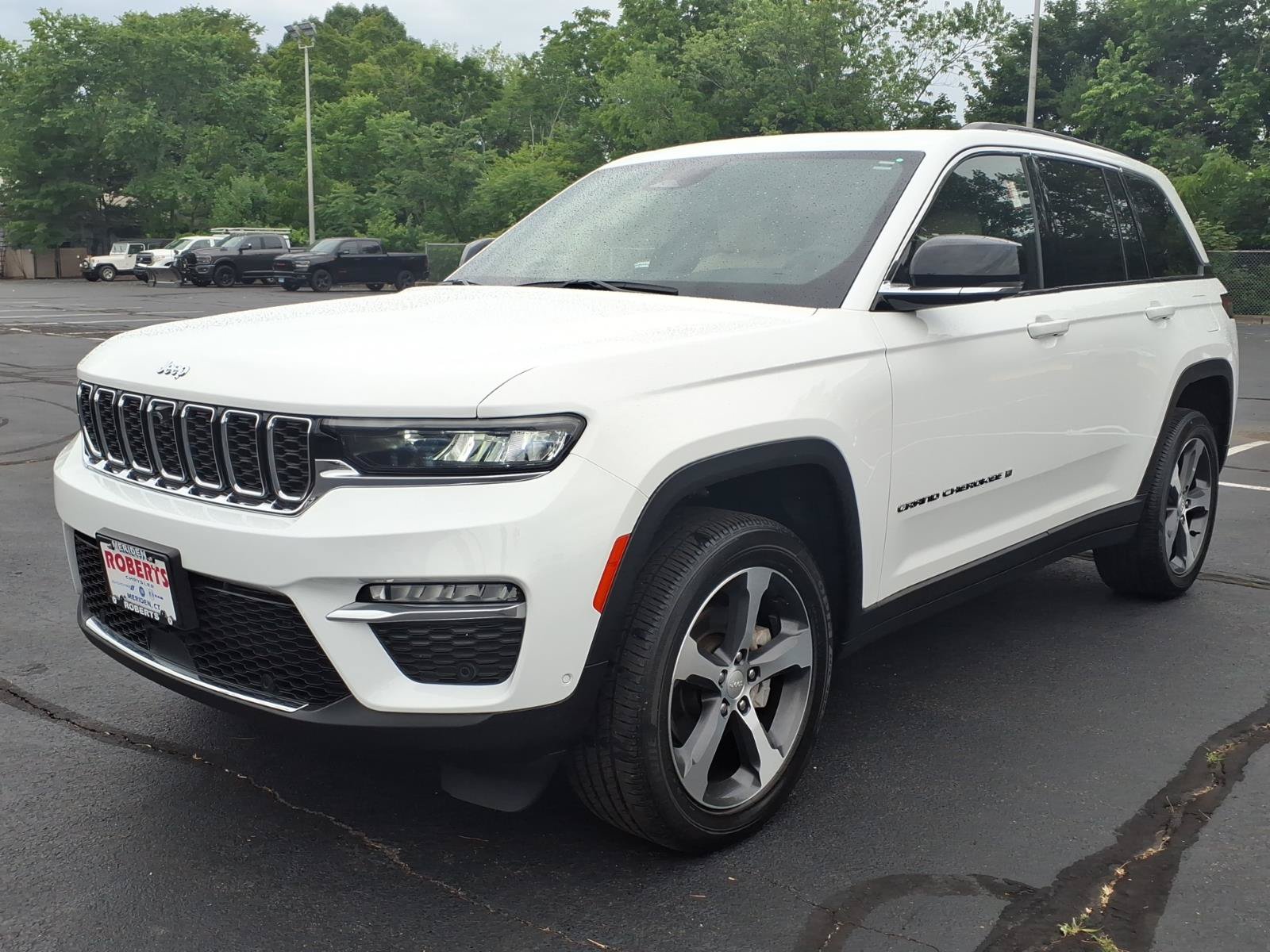 Used 2023 Jeep Grand Cherokee Limited w/ Luxury Tech Group II AWD/4WD image 3