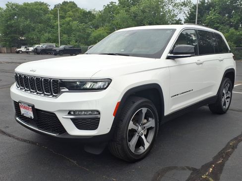 Certified 2023 Jeep Grand Cherokee Limited w/ Luxury Tech Group II AWD/4WD image 3