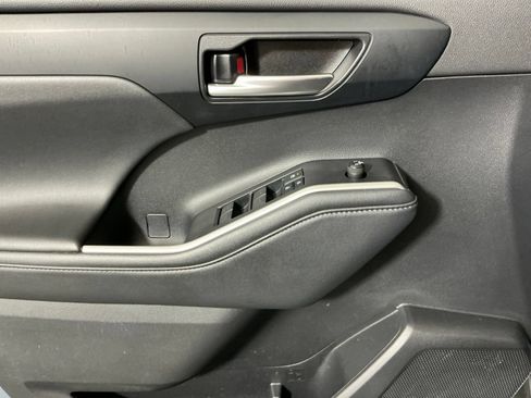 Used 2021 Toyota Highlander XLE AWD/4WD image 17