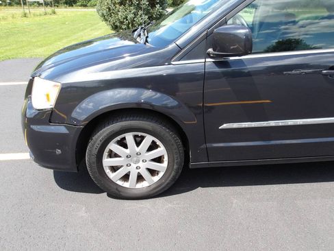 Used 2013 Chrysler Town & Country Touring FWD image 30