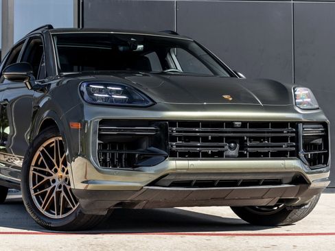 Used 2024 Porsche Cayenne Turbo image 18