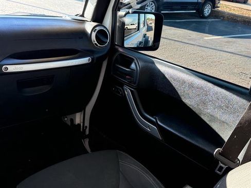 Used 2018 Jeep Wrangler Unlimited Sahara w/ Connectivity Group image 29