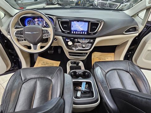Used 2017 Chrysler Pacifica Limited FWD image 29