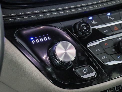 Used 2024 Chrysler Pacifica Select image 20