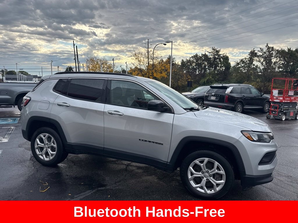 Used 2024 Jeep Compass Latitude AWD/4WD image 8