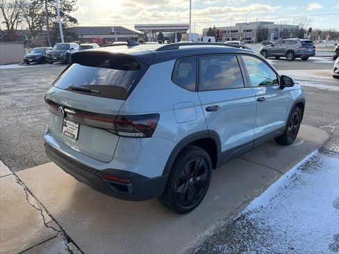 Certified 2025 Volkswagen Taos SE image 5