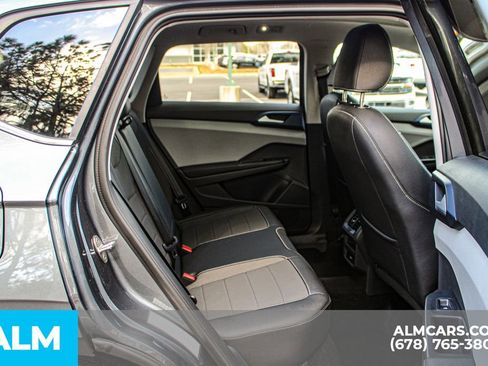 Used 2024 Volkswagen Taos SE image 18