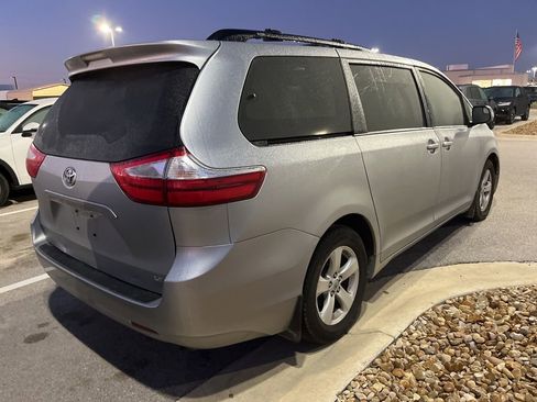 Used 2017 Toyota Sienna LE image 3