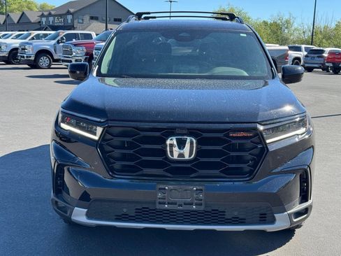 Used 2025 Honda Pilot TrailSport image 2