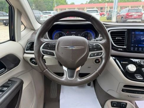 Used 2017 Chrysler Pacifica Touring-L Plus w/ Advanced Safetytec Group FWD image 21