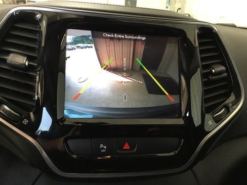 Used 2019 Jeep Cherokee Limited image 33