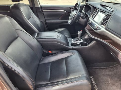 Used 2017 Toyota Highlander Limited image 24
