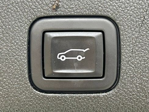 Used 2024 GMC Yukon AT4 w/ Technology Package AWD/4WD image 17