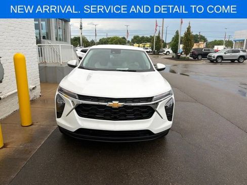Used 2024 Chevrolet Trax LS w/ LS Convenience Package FWD image 4