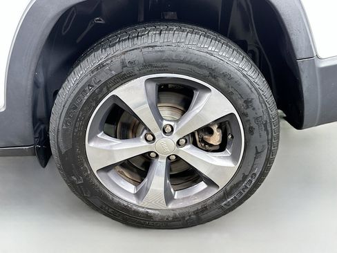 Used 2019 Jeep Cherokee Limited w/ Luxury Group image 29