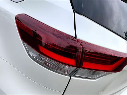 Used 2019 Toyota Highlander SE AWD/4WD image 29