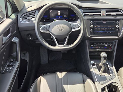 Used 2022 Volkswagen Tiguan SE image 11