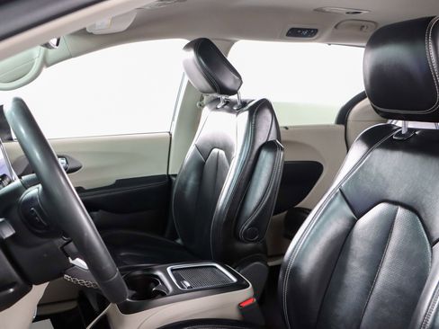 Used 2023 Chrysler Pacifica Touring-L image 23