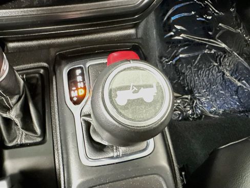 Used 2022 Jeep Wrangler Unlimited Sahara AWD/4WD image 17