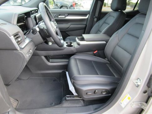 Used 2025 GMC Terrain Elevation w/ Elevation Premium Package AWD/4WD image 16