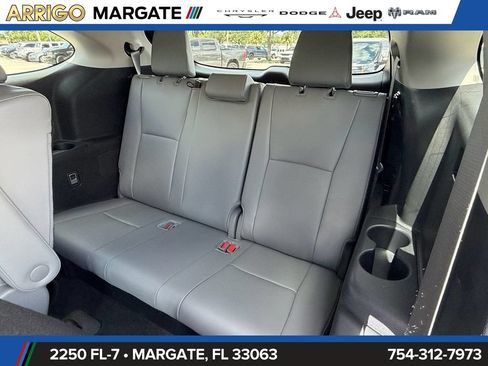 Used 2024 Toyota Highlander Platinum FWD image 12