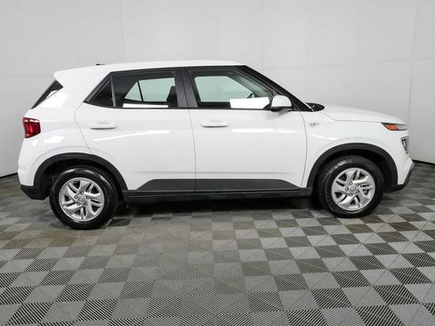 Used 2023 Hyundai Venue SE FWD image 2