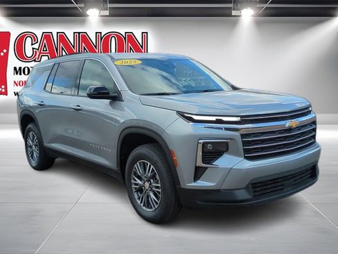 Used 2025 Chevrolet Traverse LT image 3