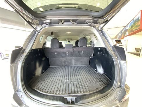 Used 2018 Toyota RAV4 LE image 25