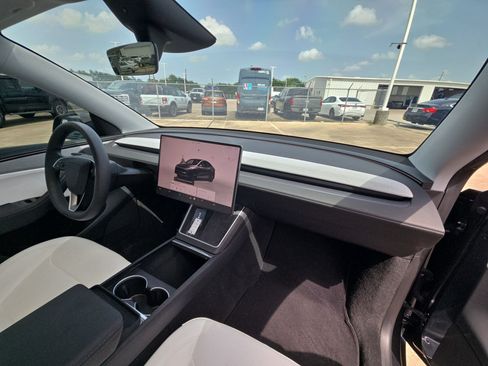 Used 2026 Tesla Model Y 2WD image 30