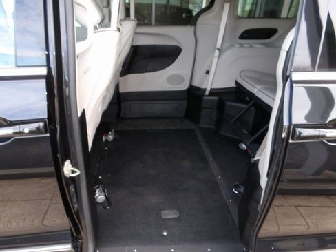 Used 2018 Chrysler Pacifica Limited w/ Tire & Wheel Group image 23