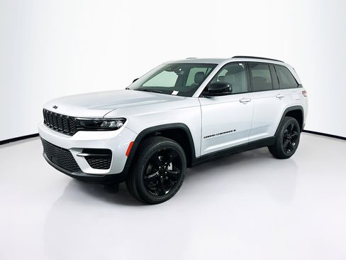 Used 2023 Jeep Grand Cherokee Altitude image 3