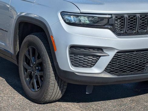 Used 2025 Jeep Grand Cherokee Altitude AWD/4WD image 5