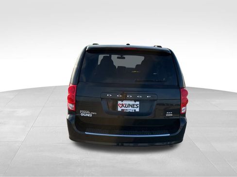 Used 2017 Dodge Grand Caravan SXT image 9