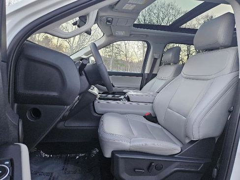 Certified 2025 Ford Expedition Active image 16