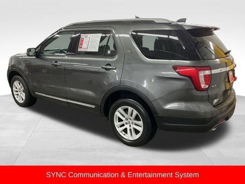 Used 2018 Ford Explorer XLT image 5