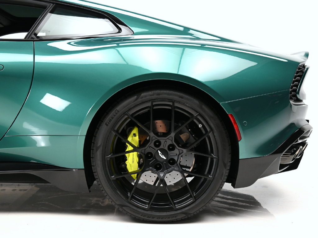 Used 2025 Aston Martin Vanquish RWD image 21
