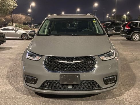 Used 2023 Chrysler Pacifica Limited image 2