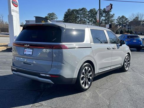 Used 2024 Kia Carnival EX image 3