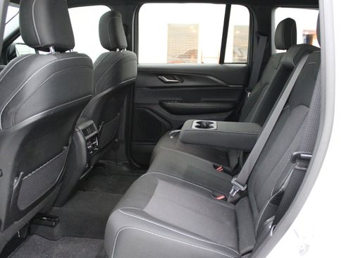 Used 2025 Jeep Grand Cherokee Laredo X image 8