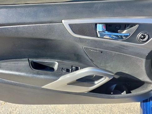 Used 2017 Hyundai Veloster Value Edition image 26