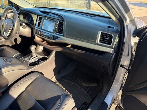 Used 2019 Toyota Highlander XLE w/ Carpet Mat Package (TMS) image 17