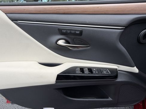 Used 2025 Lexus ES 300h w/ Premium Package FWD image 13