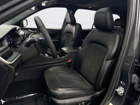 Used 2023 Jeep Grand Cherokee Altitude image 11