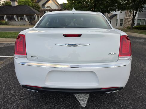 Used 2017 Chrysler 300 Limited RWD image 6