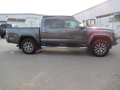 Used 2021 Toyota Tacoma Limited image 4