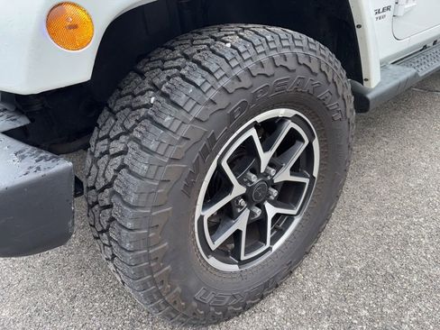 Used 2014 Jeep Wrangler Unlimited Sahara w/ Dual Top Group AWD/4WD image 9